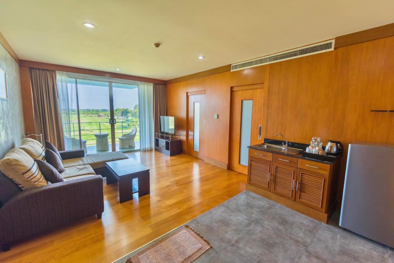 Uniland Golf & Resort Nakhon Pathom Buitenkant foto