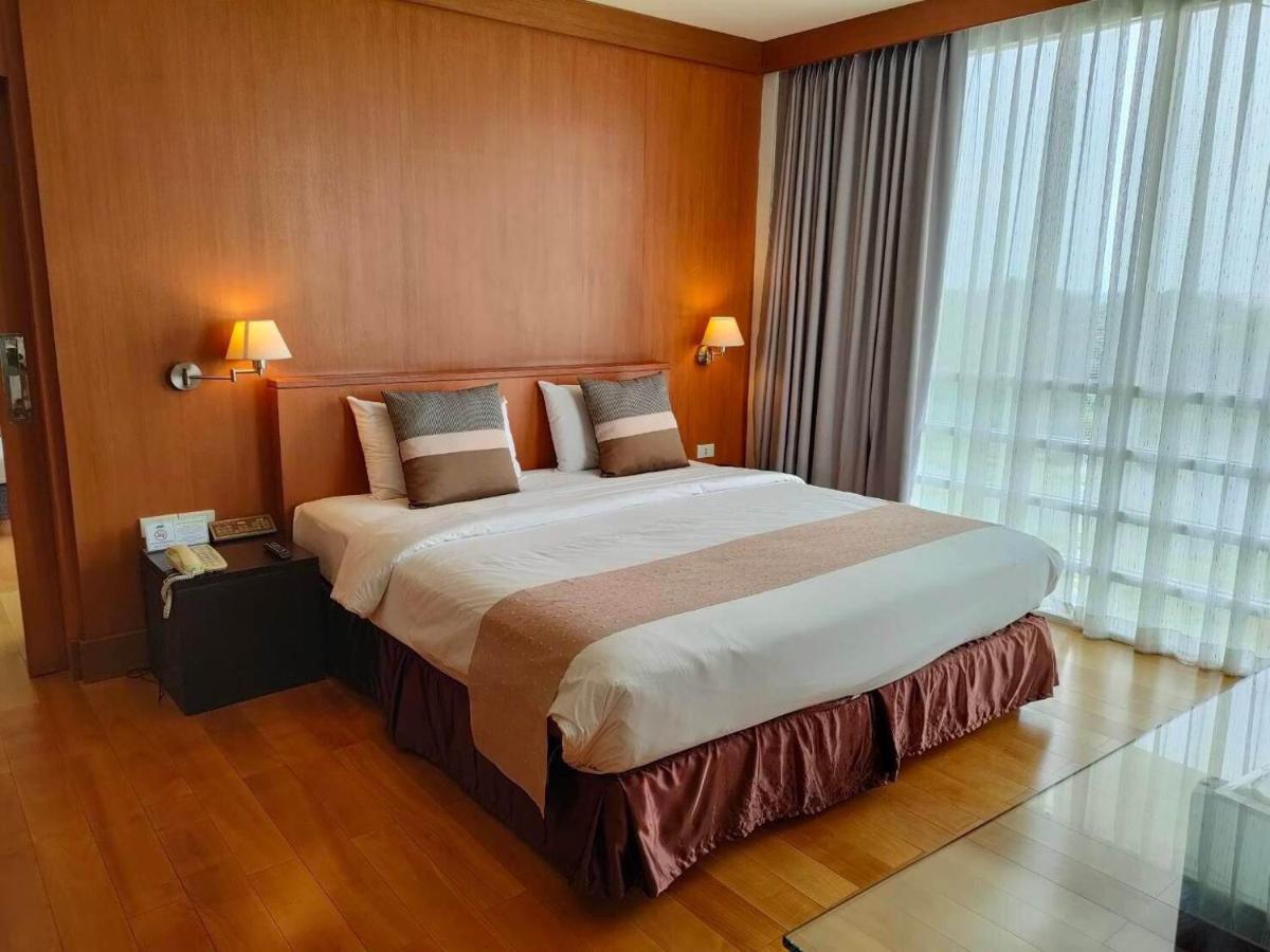 Uniland Golf & Resort Nakhon Pathom Buitenkant foto