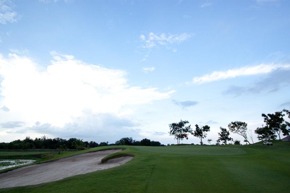 Uniland Golf & Resort Nakhon Pathom Buitenkant foto
