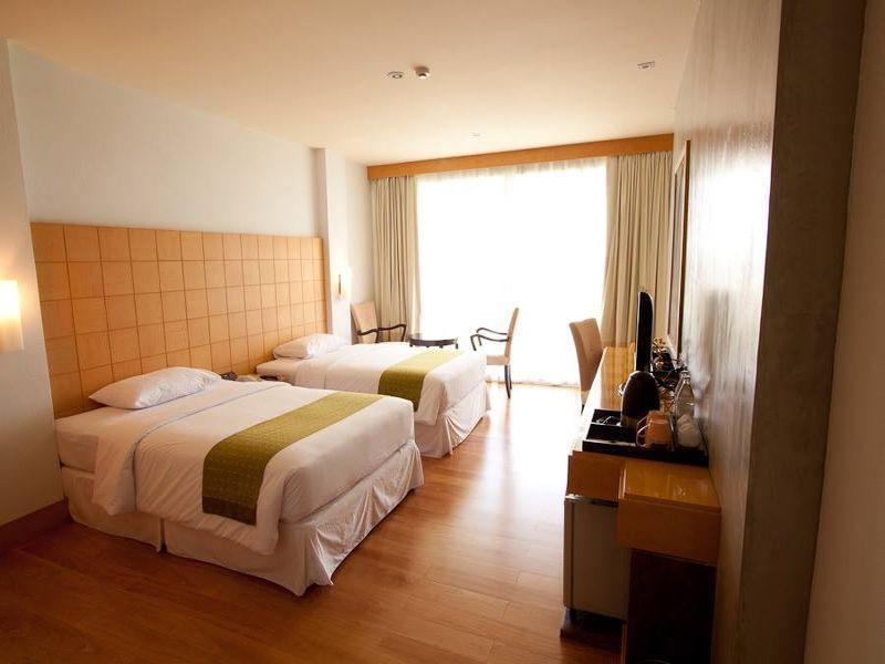 Uniland Golf & Resort Nakhon Pathom Buitenkant foto