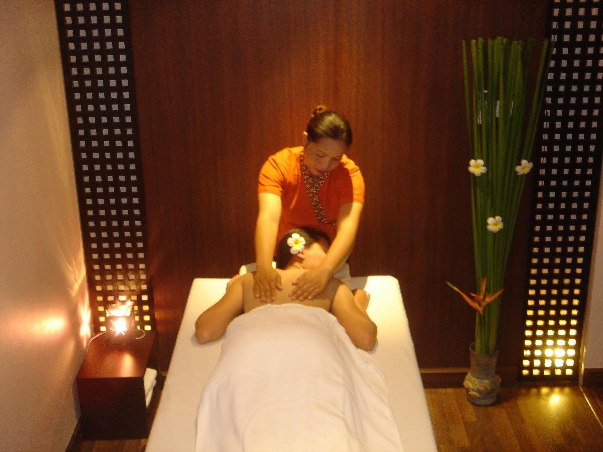 Uniland Golf & Resort Nakhon Pathom Buitenkant foto
