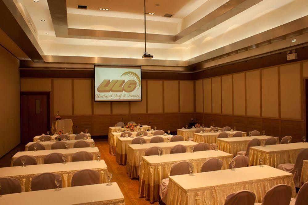 Uniland Golf & Resort Nakhon Pathom Buitenkant foto