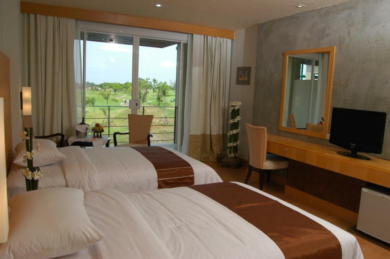 Uniland Golf & Resort Nakhon Pathom Buitenkant foto