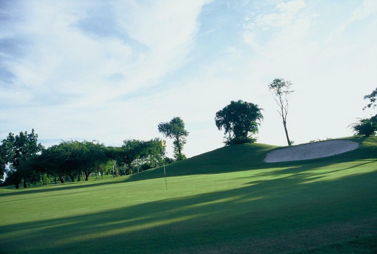 Uniland Golf & Resort Nakhon Pathom Buitenkant foto