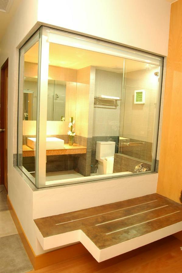 Uniland Golf & Resort Nakhon Pathom Buitenkant foto