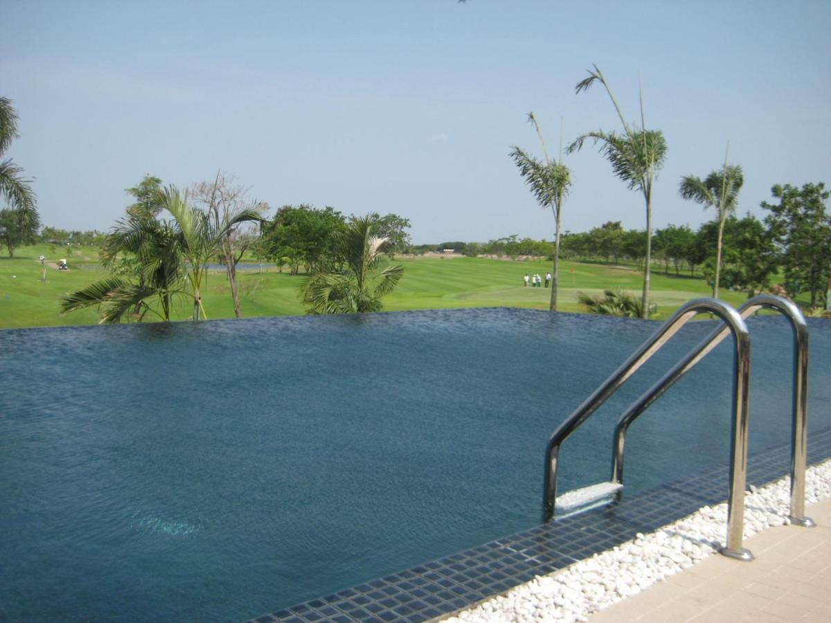 Uniland Golf & Resort Nakhon Pathom Buitenkant foto